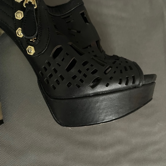 Bebe Size 7 Black Gold Metal Rivets Cut-out Booties Heels Platform Stiletto - Picture 10 of 12